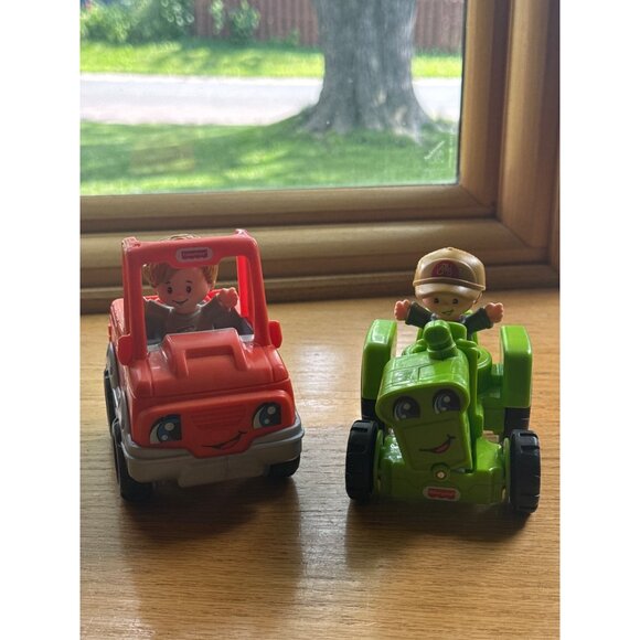 Fisher-Price Little People Red SUV & Green Tractor Toy Vehicles With Figures - Picture 1 of 5
